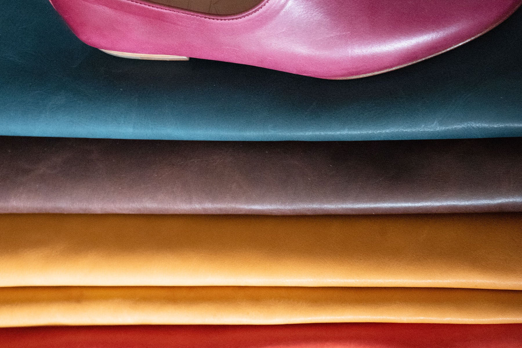 vegetable-tanned italian leather in different colors