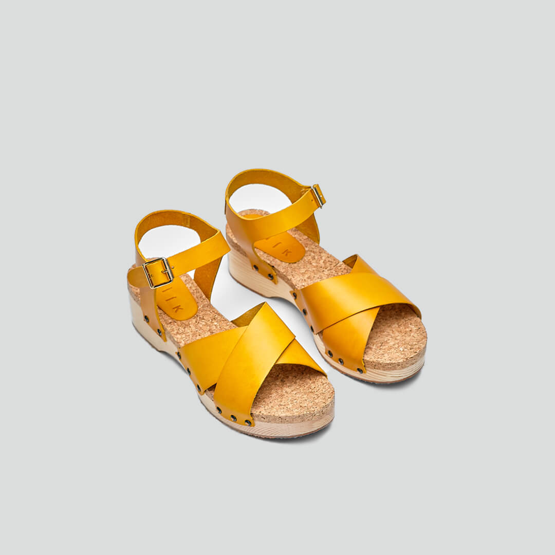 Wooden clogs in yellow italian leather#color_helios